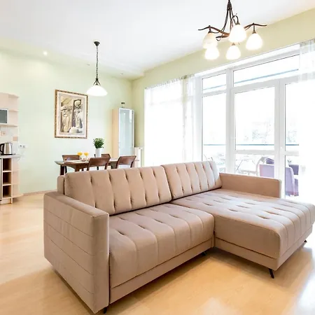 Apartment Spacious With Cozy Balcony By Urban Rent